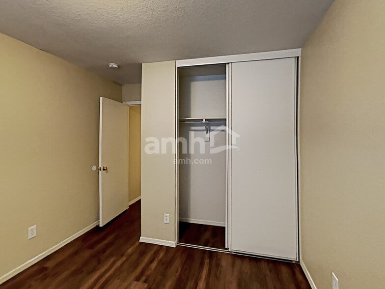Building Photo - 242 S Valle Verde