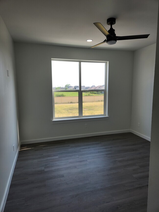 Building Photo - 702 W Seminole Ave