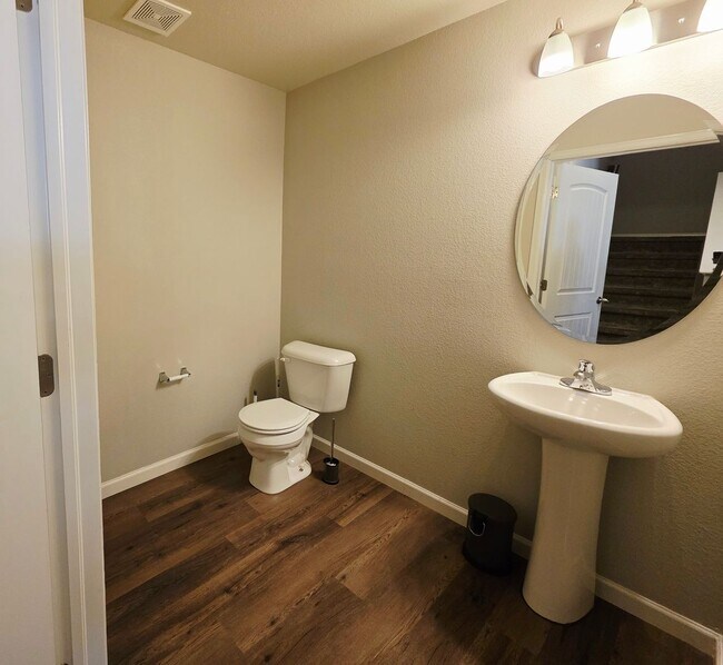 Building Photo - Charming 3 bedroom Townhome