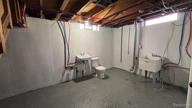 Building Photo - 28758 Leona St