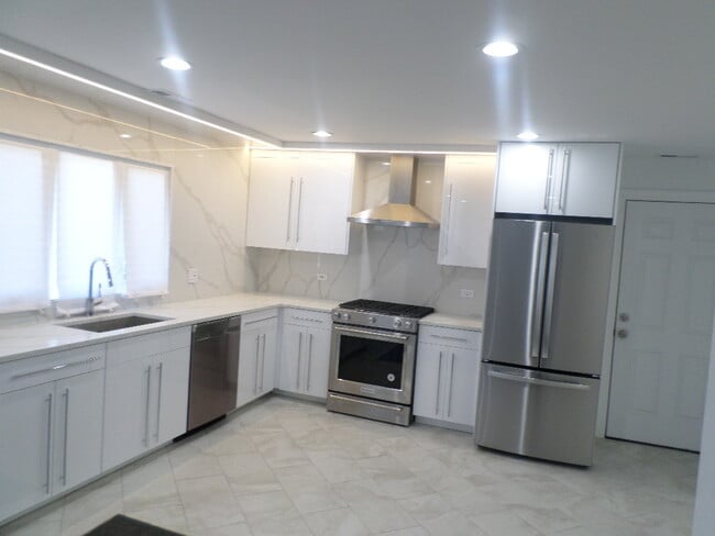 Building Photo - 14730 Honore Ave