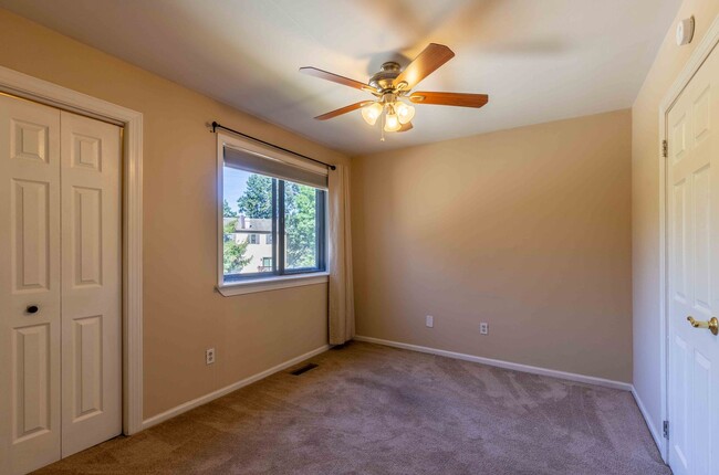 Building Photo - Updated 2 Bedroom 1.5 Bath in Goshen Valley!