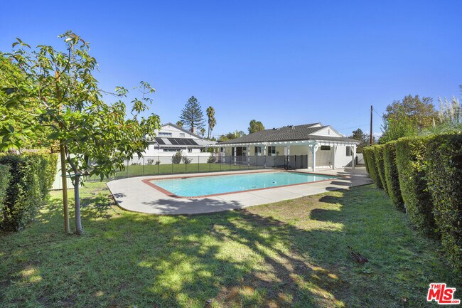 Building Photo - 4875 Bluebell Ave