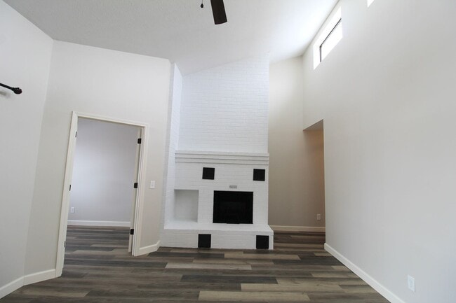 Building Photo - Fun and Stylish Living at Madison Manor! Top-Floor Condo with Vaulted Ceilings and Skylights