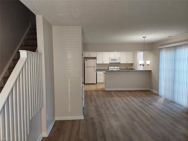 Building Photo - 637 Ridge Cir