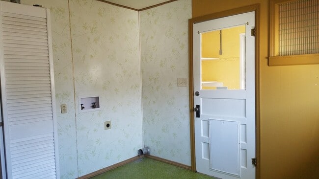 Building Photo - 2 bedroom 1 bath