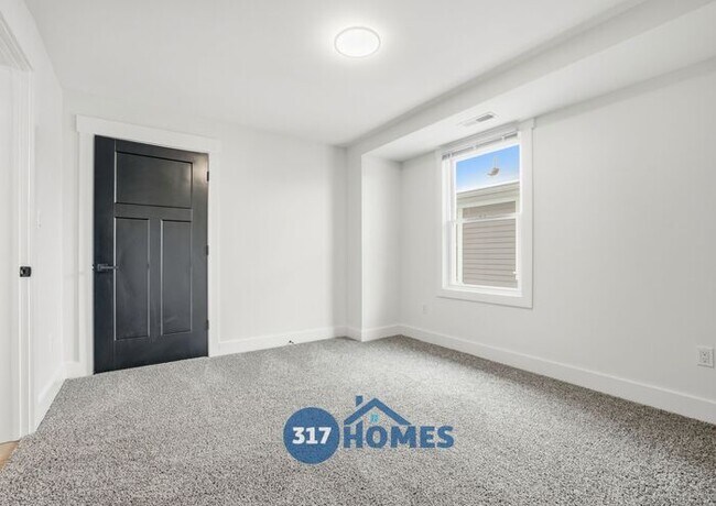 Building Photo - Spacious Four Bedroom Townhome with Main Level Suite in Holy Cross