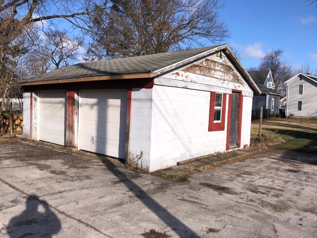 Building Photo - 639 Cherry St