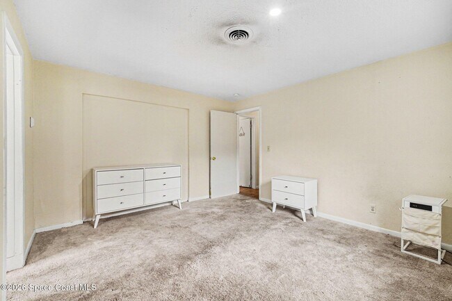Building Photo - 2425 Heritage Dr