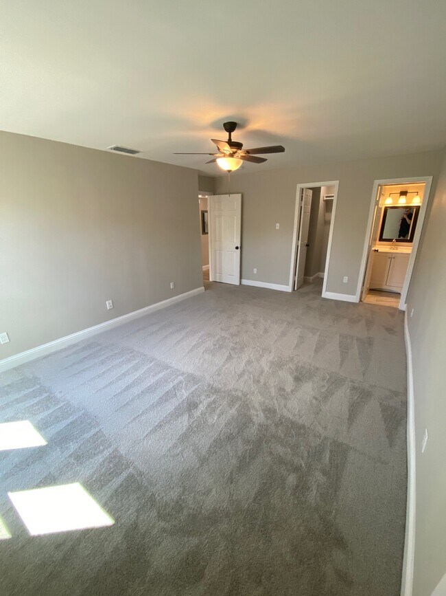 Building Photo - 5826 Sandhurst Ln