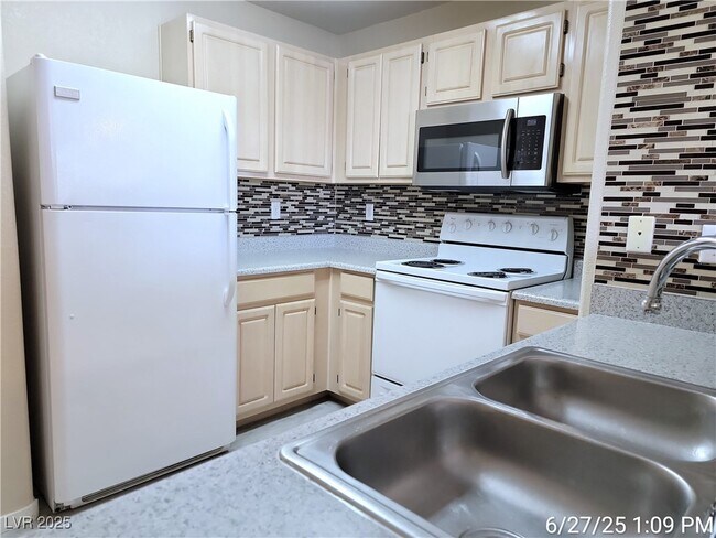 Building Photo - 555 E Silverado Ranch Blvd