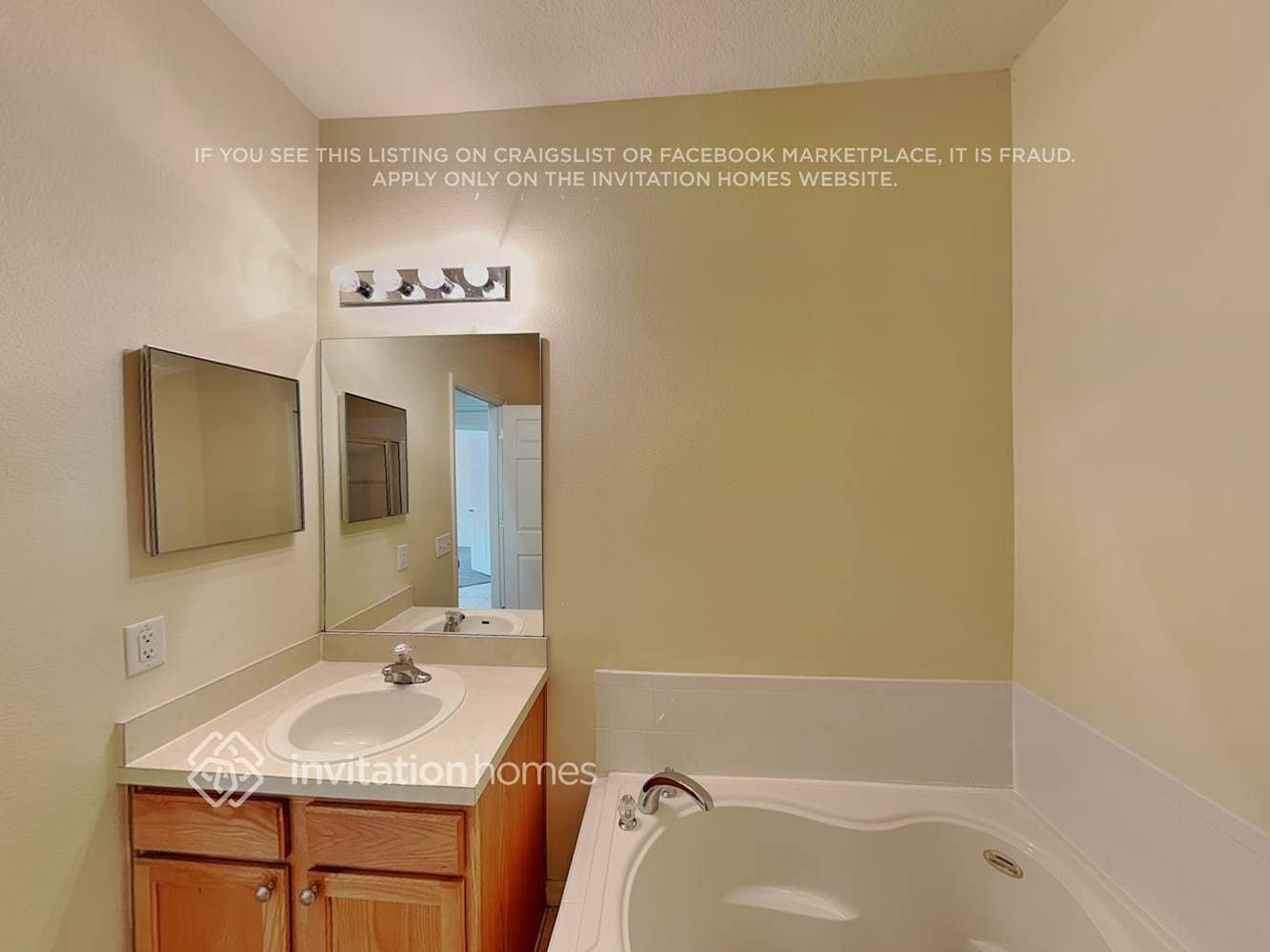 Building Photo - 16725 Rolling Green Dr