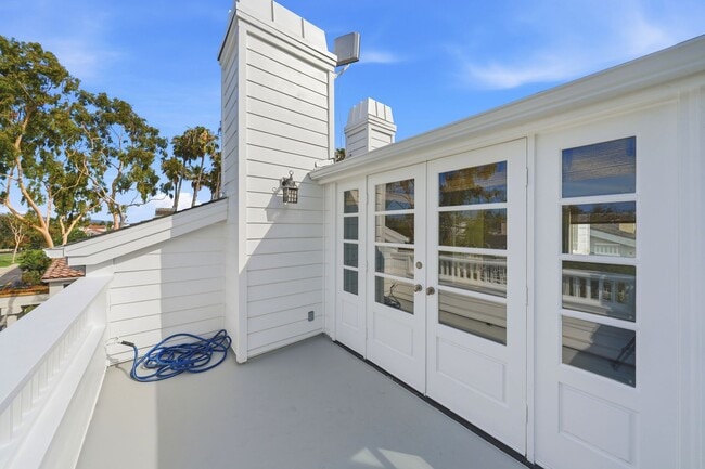 Building Photo - Premier Location in Corona Del Mar for 12-Month Lease