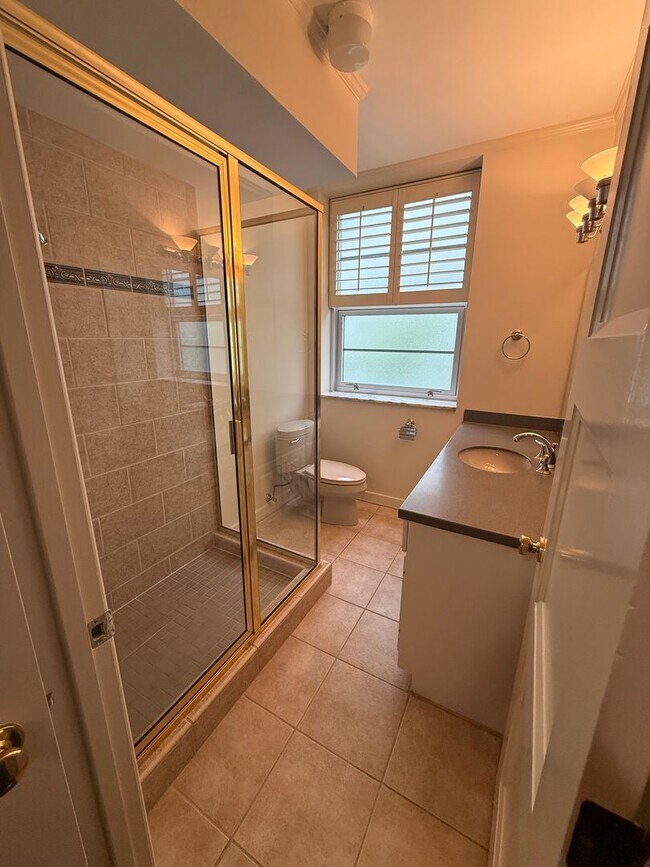Building Photo - 2 Bedroom/ 3 Bath condo on West End, 1 assigned covered parking spot, Small Storage Space include...