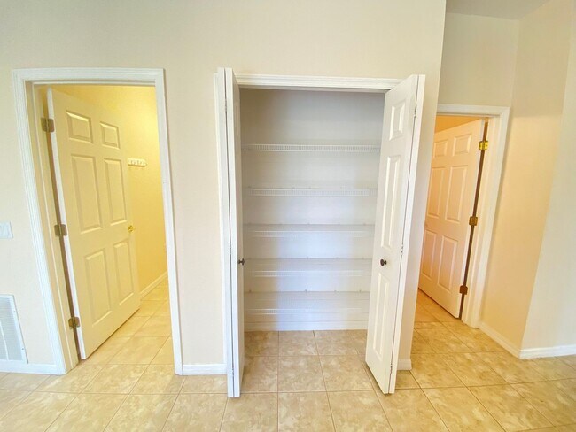 Building Photo - Amazing Solivita 2B/2B, open kitchen to fa...
