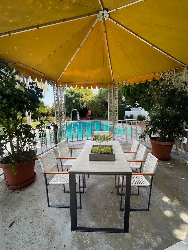 Building Photo - 4 bed 3 bath POOL on HUGE Lot!