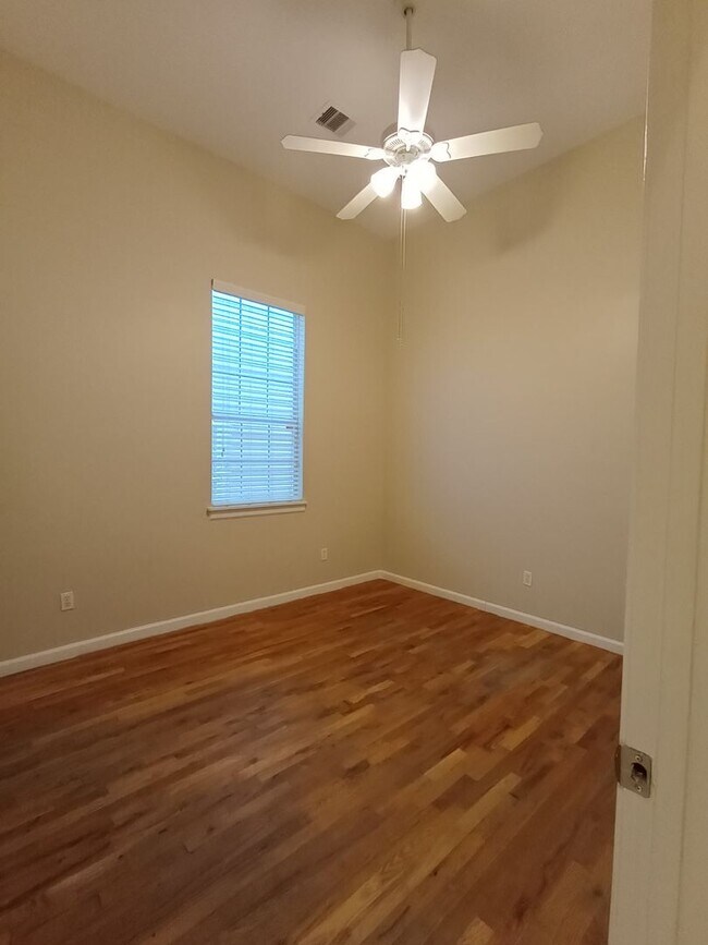 Building Photo - 2304 Gravier St