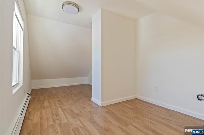 Building Photo - 87 James St