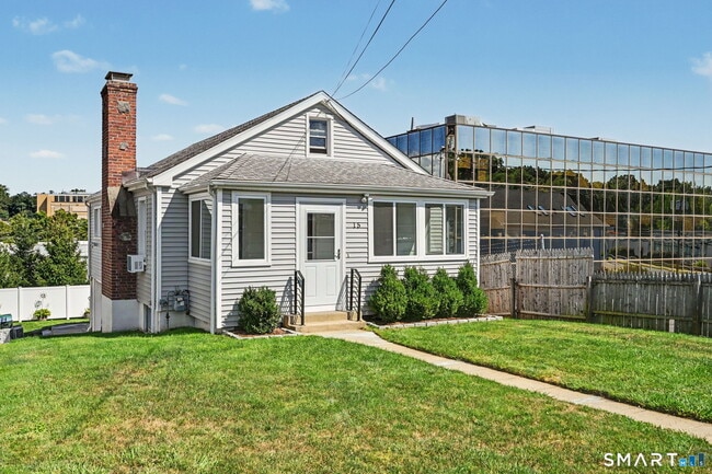 Building Photo - 15 Whitmore Ln