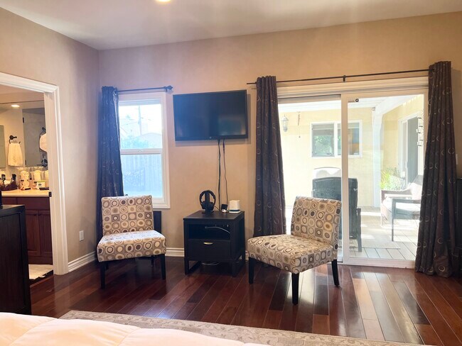 Master Suite - 6947 Jellico Ave