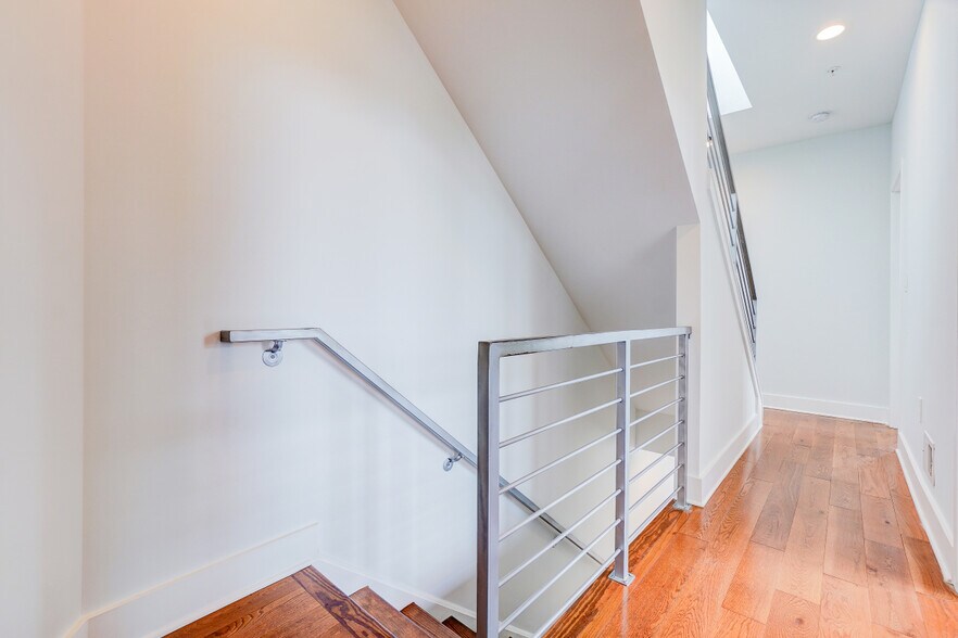 Upstairs Landing - 800 21st St NE