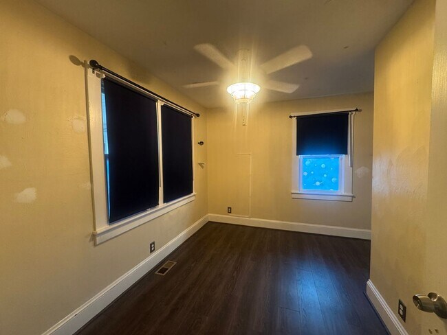 Building Photo - 1525 Hawthorne Dr