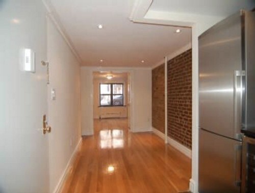Building Photo - 120 E 7th St