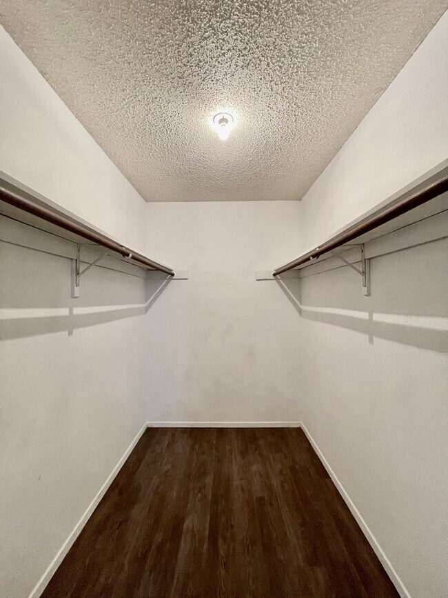 Building Photo - Spacious 2 Bedroom Apartment - Parking - N...