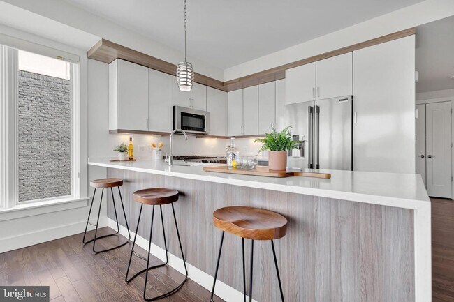Building Photo - Sunny & Spacious NoMa penthouse with off-s...