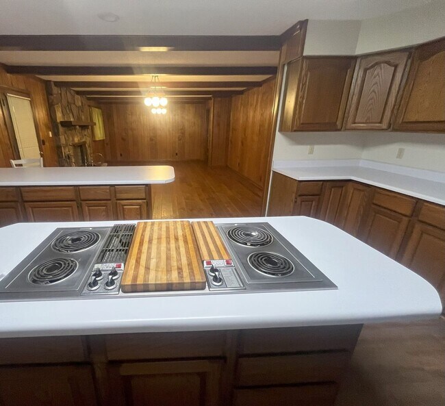 Building Photo - Charming Family Home in Desirable Johnson ...