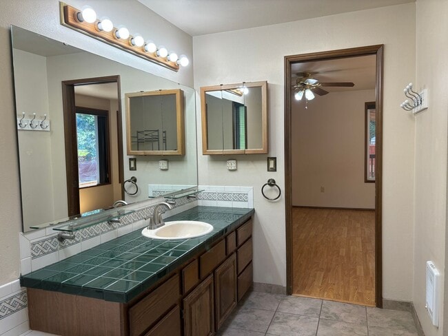 Building Photo - 3233 Jeri Dr NE