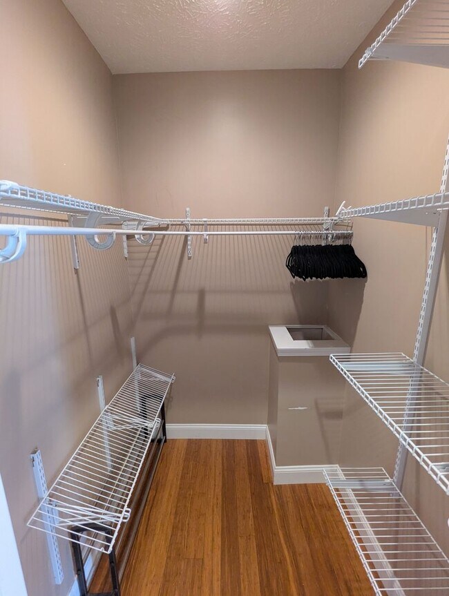 Building Photo - Spacious 2 Bedroom, 2.5 Bathroom Single Family Home (South Side Flats)