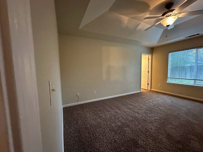 Building Photo - Well maintained home in desirable neighborhood!