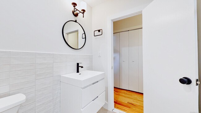 Building Photo - 86 Edwards St