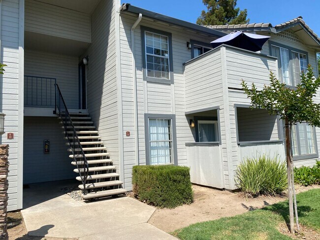 Building Photo - 2 Bedroom 2 Bathroom Condo Close to Freeway, Schools & Shopping