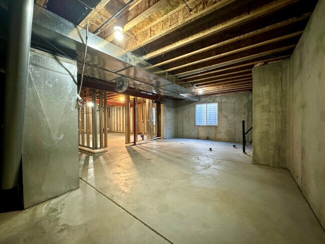 Building Photo - 3 Bedroom Home With Plenty of Space! Avail...