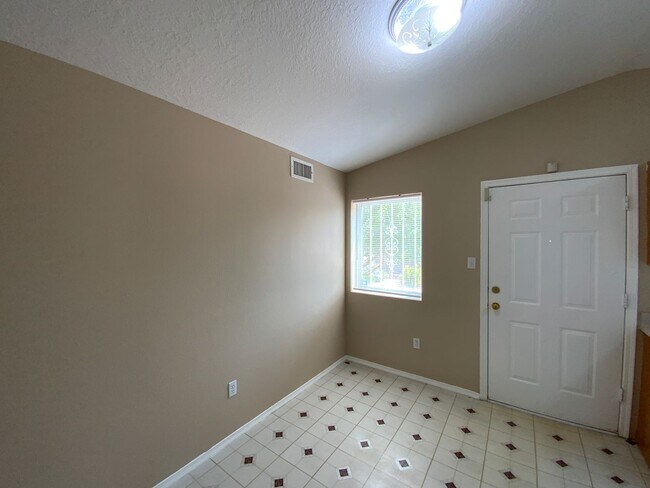 Building Photo - 3 Bedroom Townhome Available Near Southern...