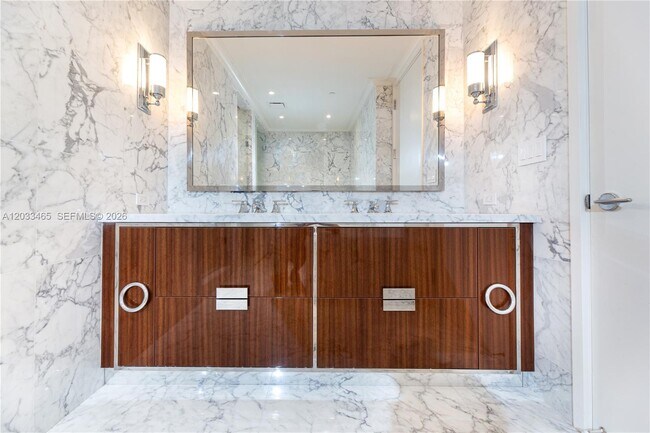 Building Photo - 15701 Collins Ave