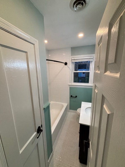 Building Photo - 5403 Bloomingdale Ave