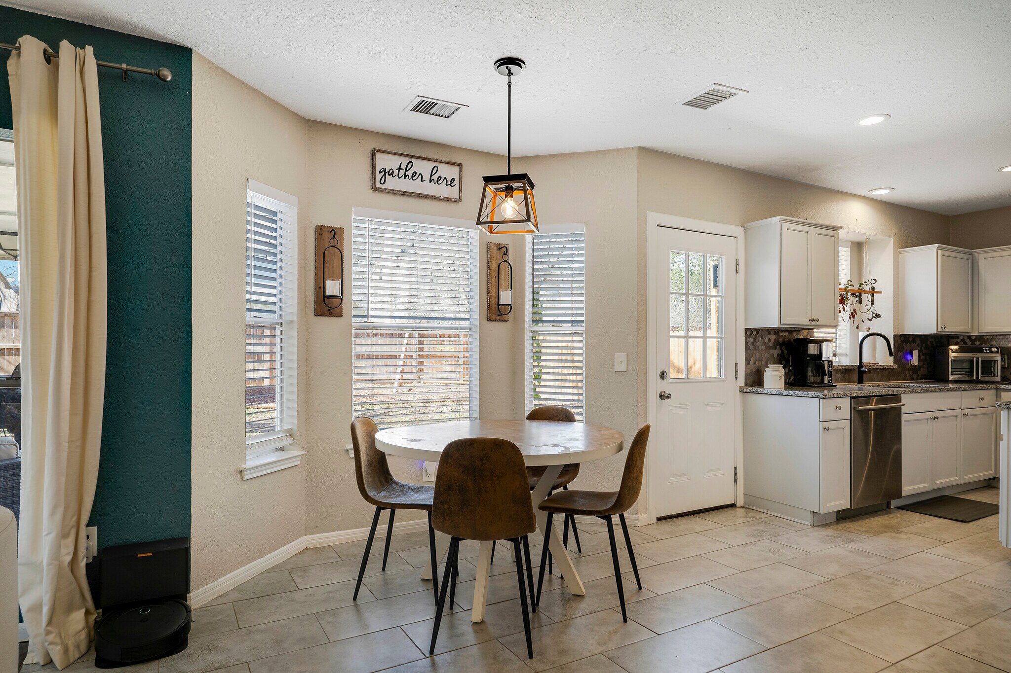 Building Photo - 10331 Mustang Rdg