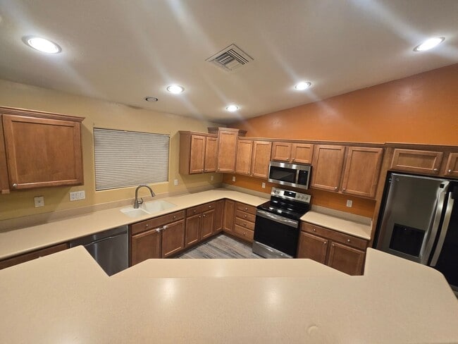 Building Photo - Beautiful 3 bedroom, 2 bath Home available