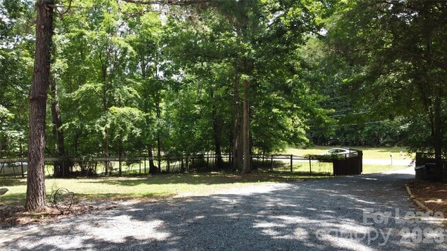 Building Photo - 4120 Glenola Dr