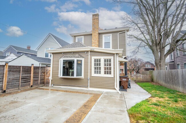 Building Photo - 435 Elm St