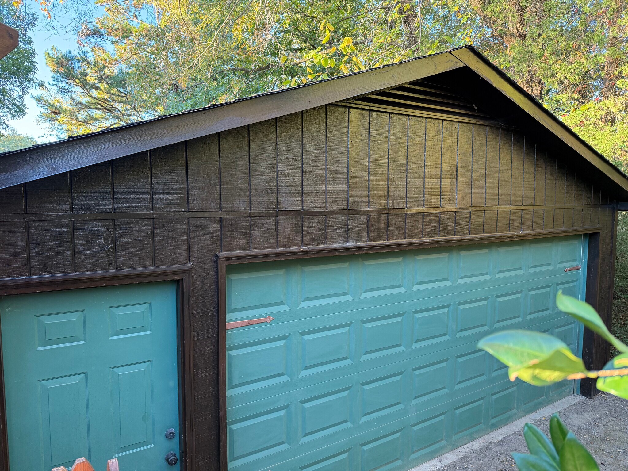 Detached 2 stall garage - 1011 Lake Shore Dr