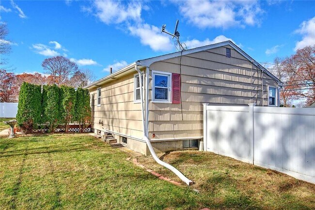 Building Photo - 138 Youngs Ave