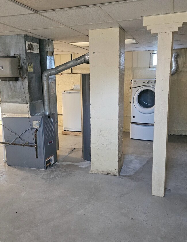 Building Photo - 733 Schomer Ave