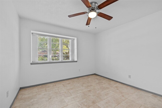 Building Photo - 13834 Oakwood Ln