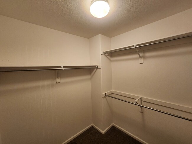 Building Photo - Corner Unit 2 Bed Townhome