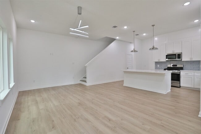 Building Photo - 9343 Lavender St