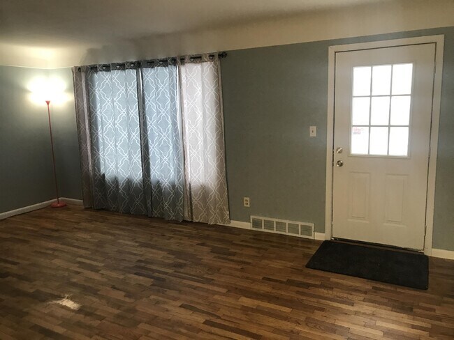 Building Photo - 576 Pinecrest St